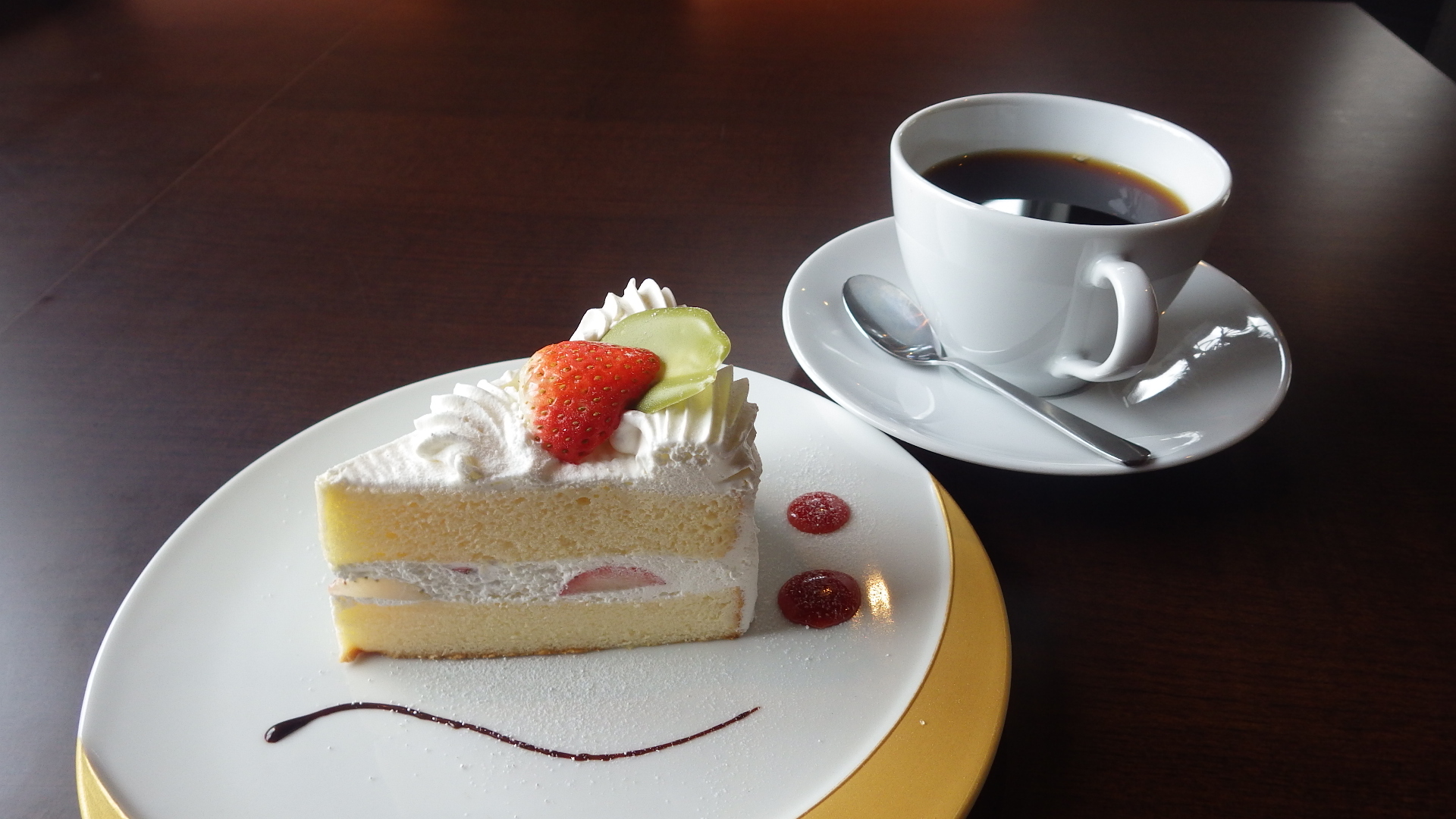 ショートケーキとドリップコーヒー